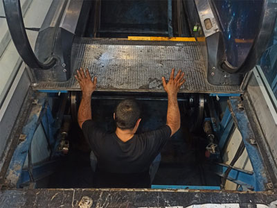 سرویس، تعمیر و اورهال پله‌برقی شامل بازرسی فنی، روغن‌کاری و تعویض قطعات