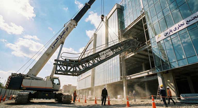 عملیات حمل و نصب پله برقی با جرثقیل و انتقال به طبقات ساختمان تجاری.