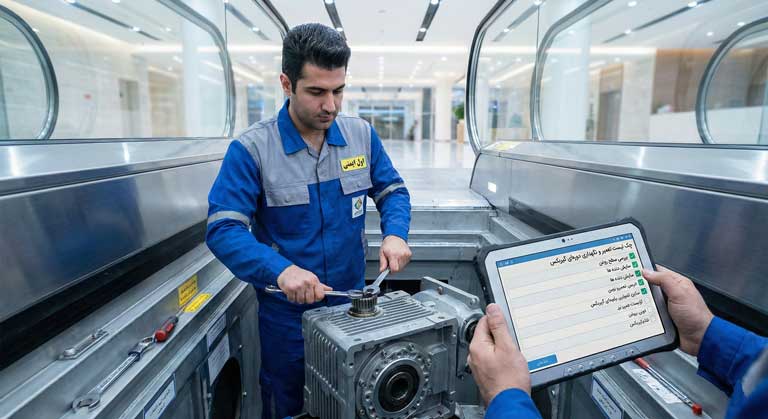 تکنسین در حال سرویس و نگهداری پله برقی در دوره گارانتی و چک لیست قطعات.