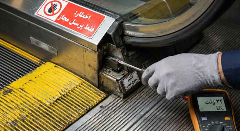 تست و تنظیم میکروسوئیچ ایمنی صفحه شانه پله برقی.