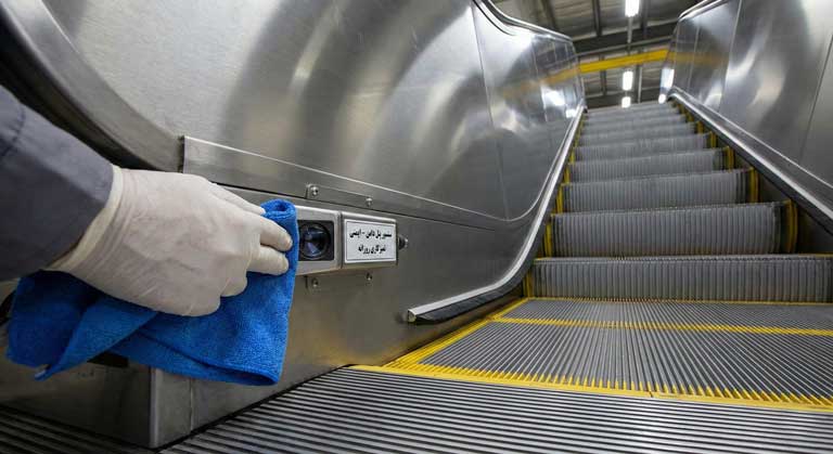 تمیزکاری چشمی و سنسور پله برقی برای رفع مشکل استپ نکردن.