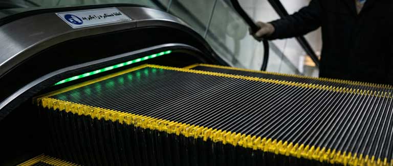 نورپردازی ایمنی و خطوط زرد دیمارکیشن در پله برقی برای معلولین و کمبینایان