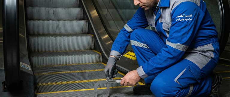 تکنسین پله برقی لاین در حال بازرسی ایمنی و تنظیم صفحه شانه پله برقی