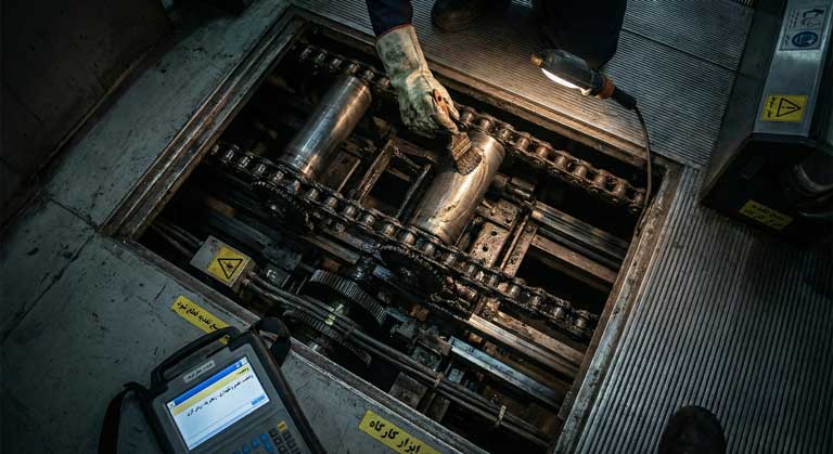 روغن کاری تخصصی زنجیر استپ پله برقی در داخل سازه (Truss) برای کاهش اصطکاک.