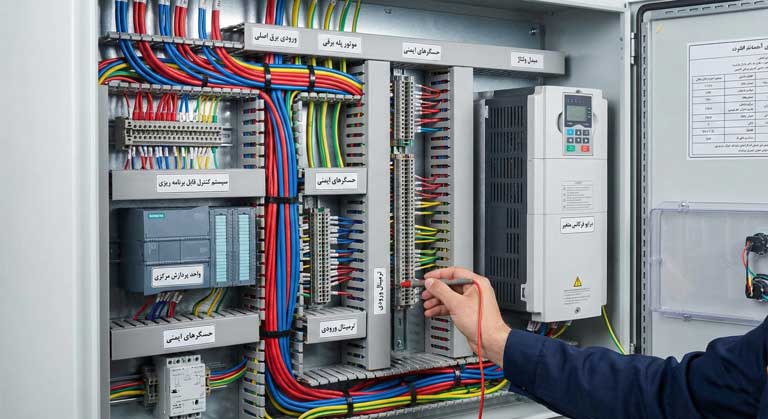 تابلو فرمان هوشمند و سیستم درایو VVVF در مراحل برقکشی و ساخت پله برقی.