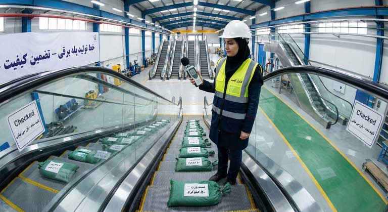 ست نهایی کنترل کیفیت و سنجش صدا در فرآیند ساخت پله برقی قبل از تحویل.