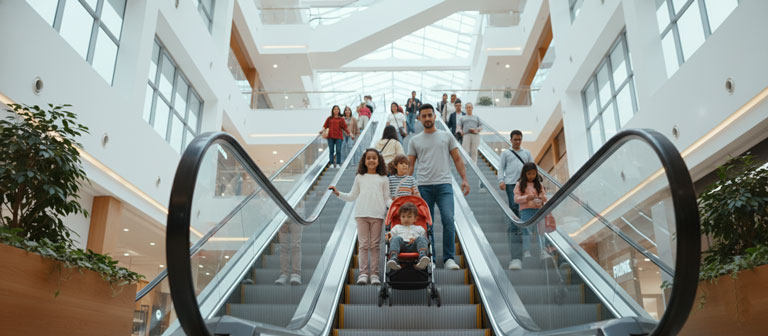 شیب ۳۰ درجه پله برقی در یک مرکز خرید مدرن