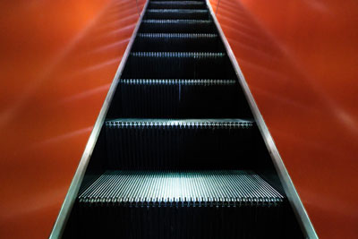 تصویر فنی از اجزای مکانیکی پله برقی شامل سیستم استپ، سیستم محرک، مکانیزم زنجیر و نرده‌ها، با تاکید بر دقت و هم‌راستایی اجزا