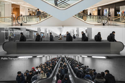 تصویری مقایسه‌ای از سه نوع پله‌برقی: یک پله‌برقی شیک تجاری در مرکز خرید، یک پله‌برقی مستحکم در فرودگاه و یک پله‌برقی صنعتی و شلوغ در مترو که تفاوت‌های کاربری آن‌ها را نشان می‌دهد.