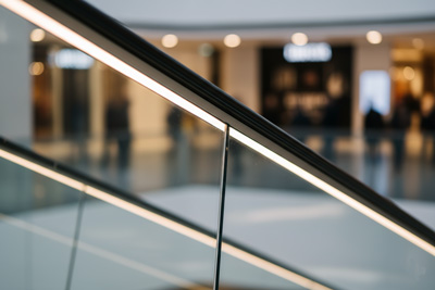 جزئیات نورپردازی و شیشه در پله برقی شیشه ای