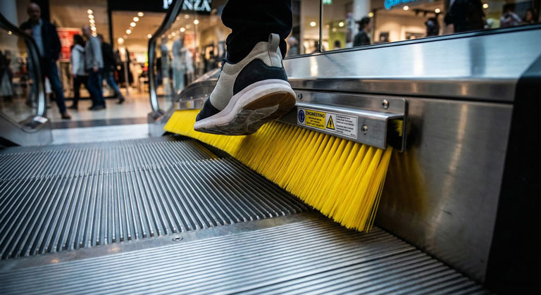 برس ایمنی (دفلکتور) نصب شده روی پله برقی جهت رعایت استاندارد 13836 و جلوگیری از گیر کردن کفش.