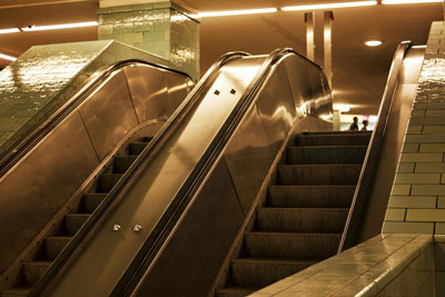 مقایسه تصویری بین پله برقی نو یا کارکرده از نظر ساختار، ظاهر و اجزای فنی در محیط مرکز خرید