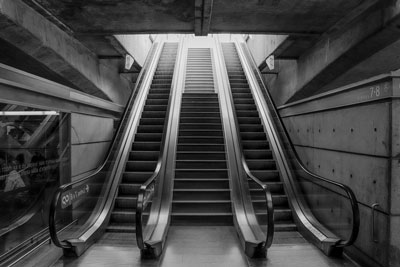 بازرسی فنی و بررسی سازه و استپ‌های پله برقی کارکرده در کارگاه بازسازی با رعایت نکات ایمنی