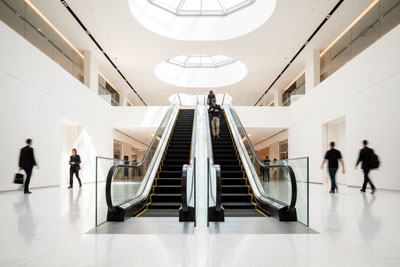 پله برقی شیشه ای تمام شفاف در لابی مدرن