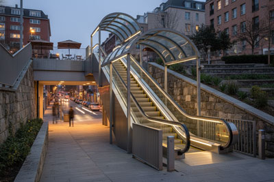پله برقی خاص فضای باز در یک محیط شهری