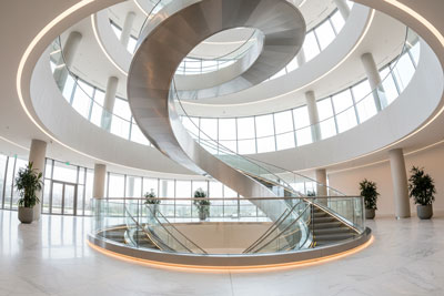 پله برقی مارپیچ به عنوان یک مجسمه هنری در معماری