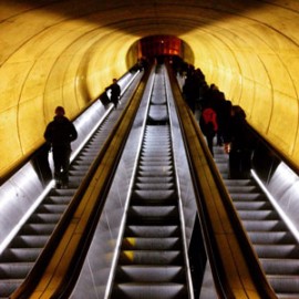 عملکرد پله برقی چگونه شکل می‌گیرد؟ بررسی فرآیند حرکتی از موتور تا پله‌ها