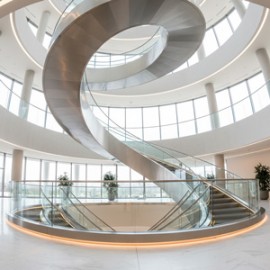 پله برقی مارپیچ (منحنی): راهنمای کامل مهندسی، طراحی و نصب